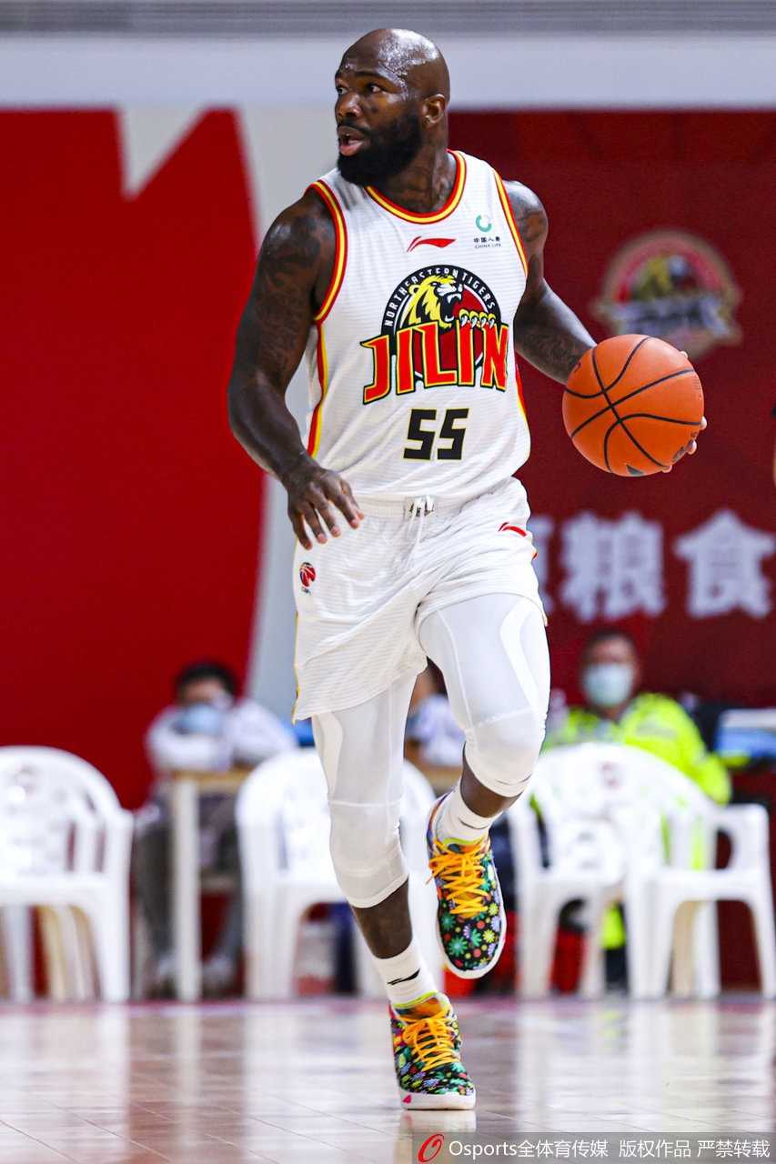 琼斯王者归来,东北虎主场捕鼠!吉林九台农商银行109-101力克北京紫禁勇士 获胜后,吉林队球员姜伟泽握拳怒吼,脸上洋溢着激动与喜悦,汗水浸湿了他的球衣,这声怒吼是对胜利的宣泄,更是对团队努力的最佳褒奖。