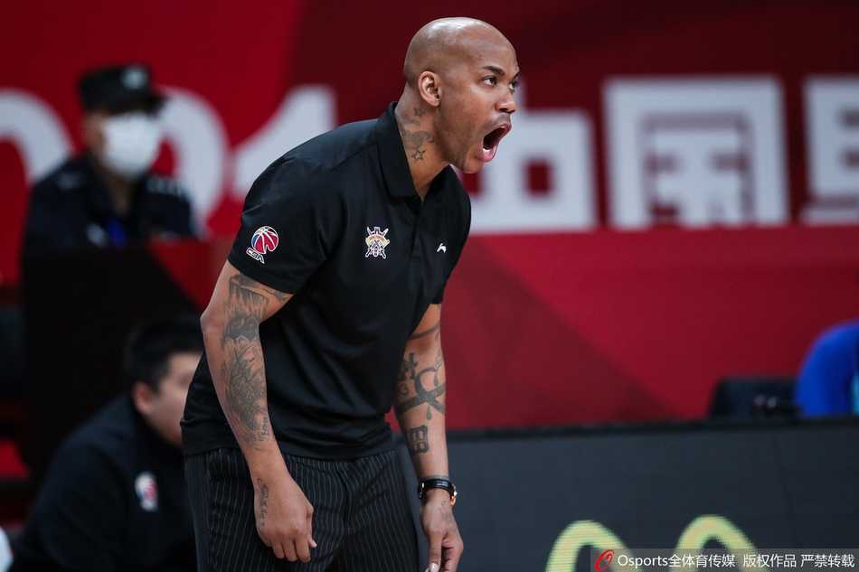 琼斯王者归来,东北虎主场捕鼠!吉林九台农商银行109-101力克北京紫禁勇士 吉林队崔晋铭与北控队俞长栋在篮下激烈卡位,两人手臂纠缠,肌肉紧绷,脚下的地板似乎都在吱吱作响,每一个篮板球都像在搏斗。