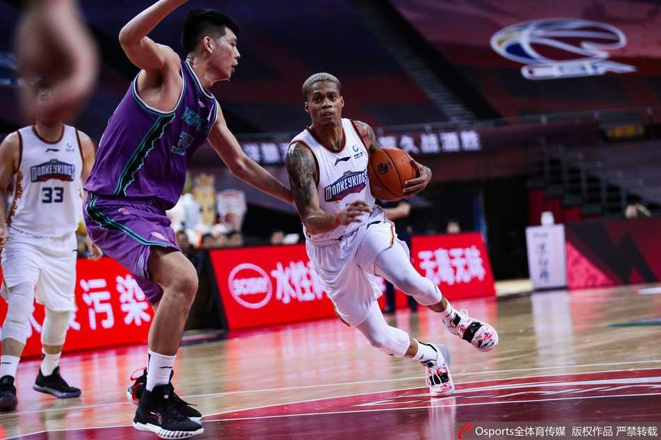 山东队朱荣振高高跃起，在对方内线头上摘下一个关键的防守篮板，手臂青筋暴起，霸气十足