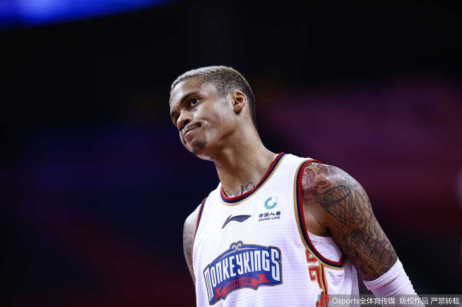 江苏队布莱克尼运球突破，节奏变化晃开防守人，眼神冷静地寻找着篮下的队友