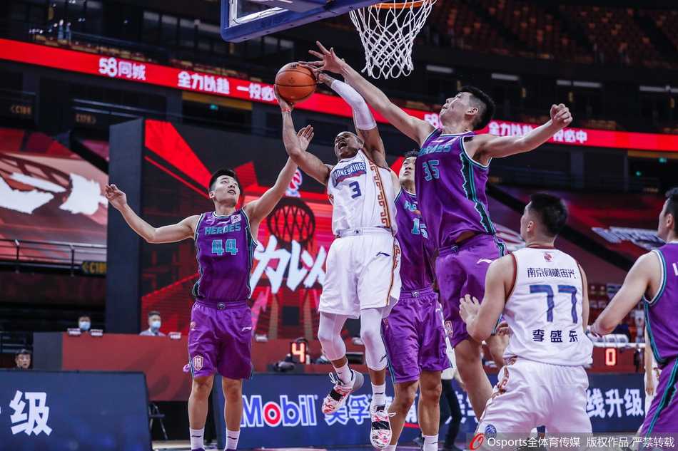 约瑟夫·杨在三人围堵下强行上篮，身体在空中扭成一道弧线，眼神里满是不屈的斗志