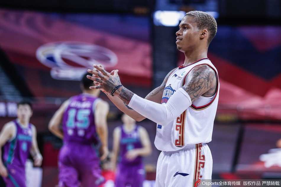 新疆队球员刘力鹏在快攻中持球推进，脸上带着自信的微笑，身后的深圳队员全力回防却已追赶不及