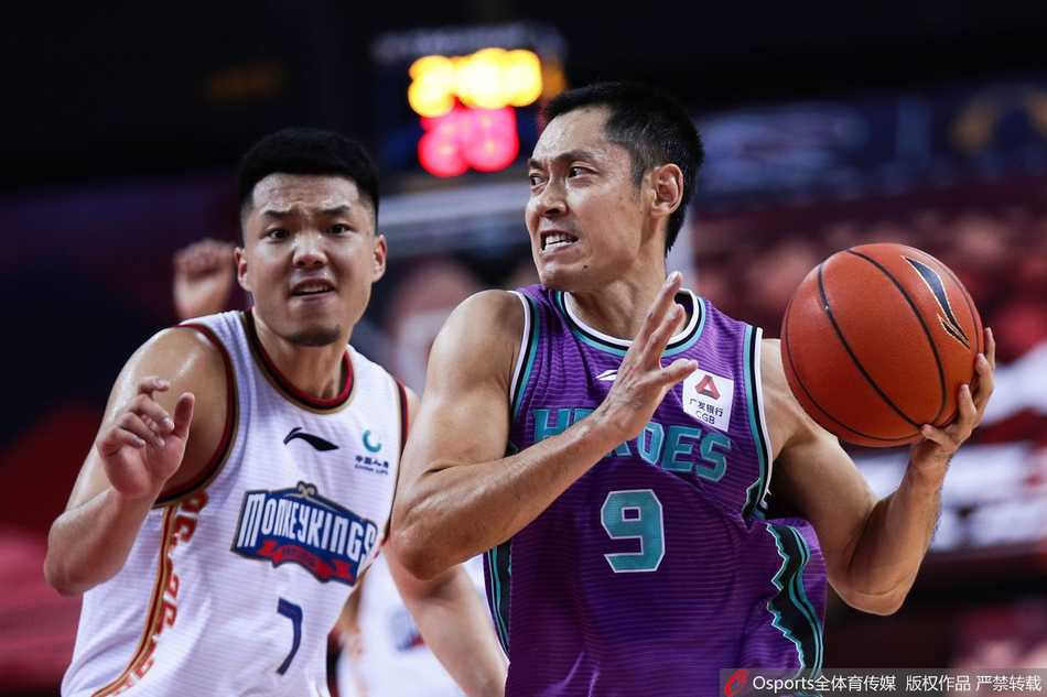 辽宁队郭艾伦快速变向过掉防守人，身披白色战袍的他像一道闪电般撕开天津队的防线