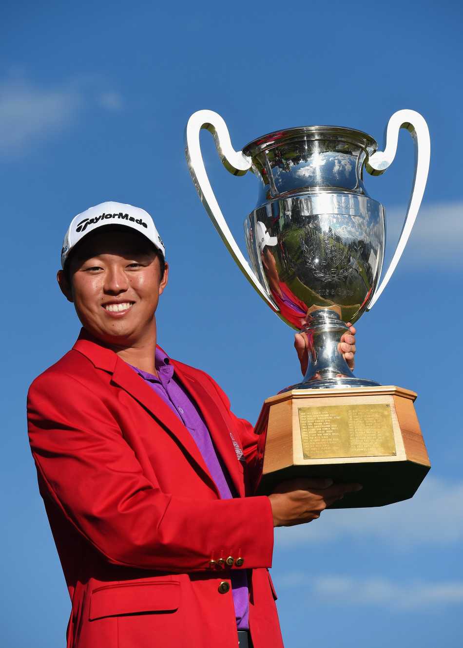 瑞士阿尔卑斯山下的逆袭:利普斯基加洞赛夺欧巡首冠 利普斯基在夺冠后激动地挥舞拳头,身后是层峦叠嶂的阿尔卑斯山