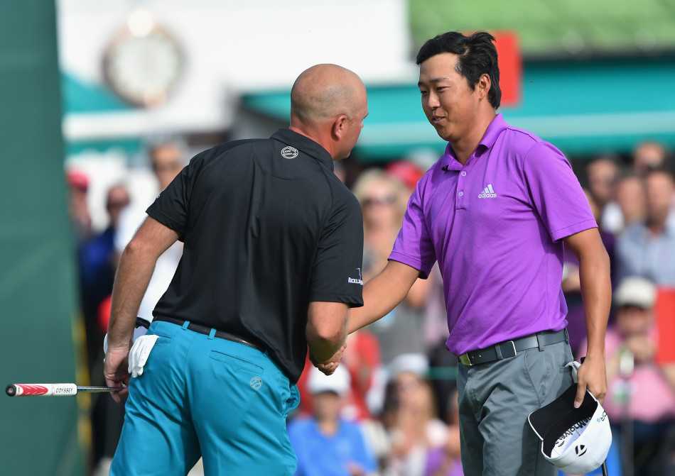 瑞士阿尔卑斯山下的逆袭:利普斯基加洞赛夺欧巡首冠 利普斯基与球童紧紧拥抱庆祝,两人脸上洋溢着如释重负的狂喜