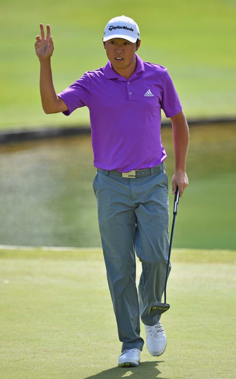 瑞士阿尔卑斯山下的逆袭:利普斯基加洞赛夺欧巡首冠 利普斯基深情亲吻奖杯,用最亲密的动作表达对胜利的无尽珍爱