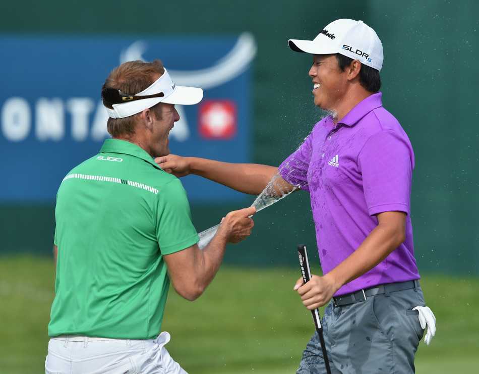 瑞士阿尔卑斯山下的逆袭:利普斯基加洞赛夺欧巡首冠 冠军颁奖时刻,利普斯基从赛事官员手中郑重接过银光闪闪的胜利奖杯