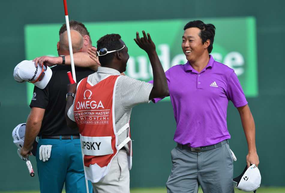 瑞士阿尔卑斯山下的逆袭:利普斯基加洞赛夺欧巡首冠 利普斯基在果岭旁屏息凝视,全神贯注地测试关键推杆的线路与力度