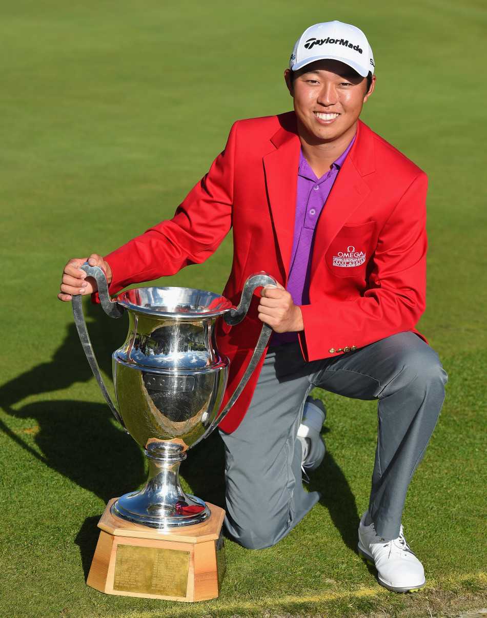 瑞士阿尔卑斯山下的逆袭:利普斯基加洞赛夺欧巡首冠 香槟的泡沫喷涌而出,同伴们为冠军利普斯基送上激情四射的香槟浴