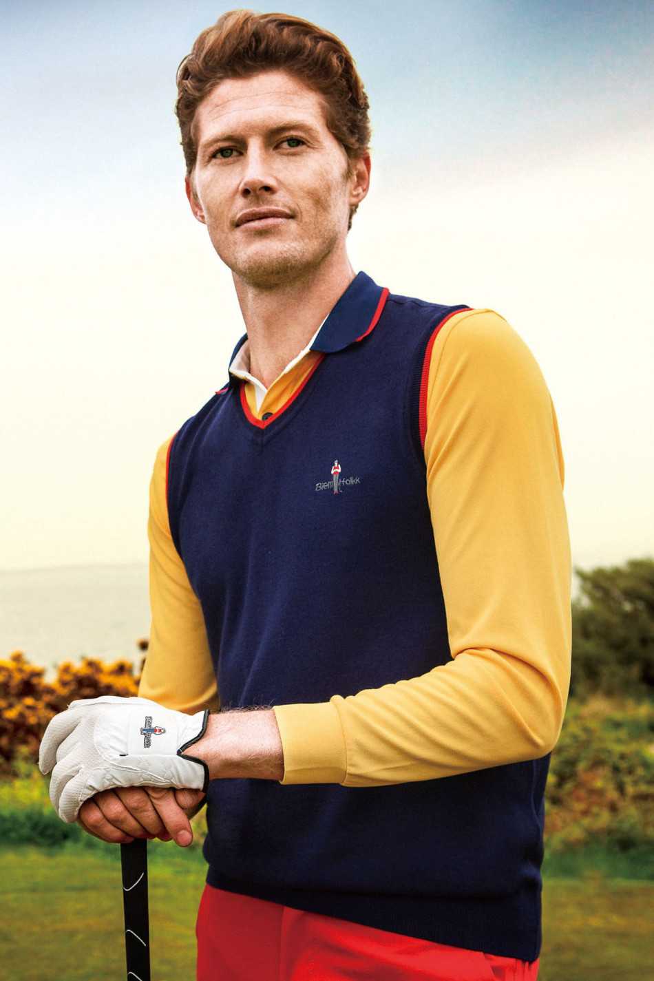 湛蓝色运动套装在阳光下闪耀，模特伸展手臂，面料折射出如湖面波光的细腻质感