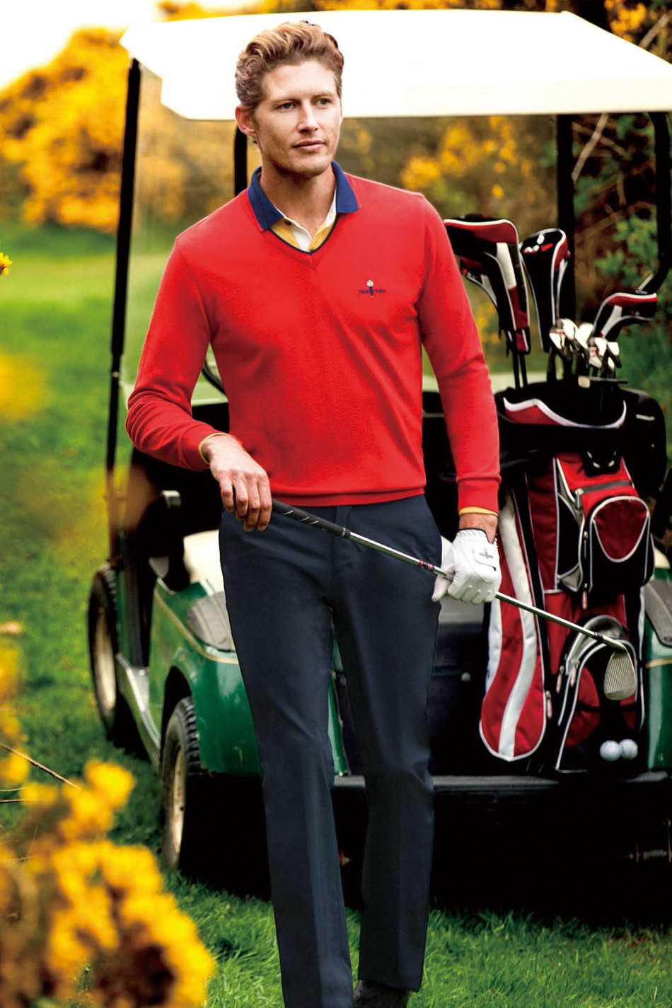 亮黄色防风衣在绿茵场上如向日葵绽放，模特奔跑中衣袂翩跹，充满动态美感