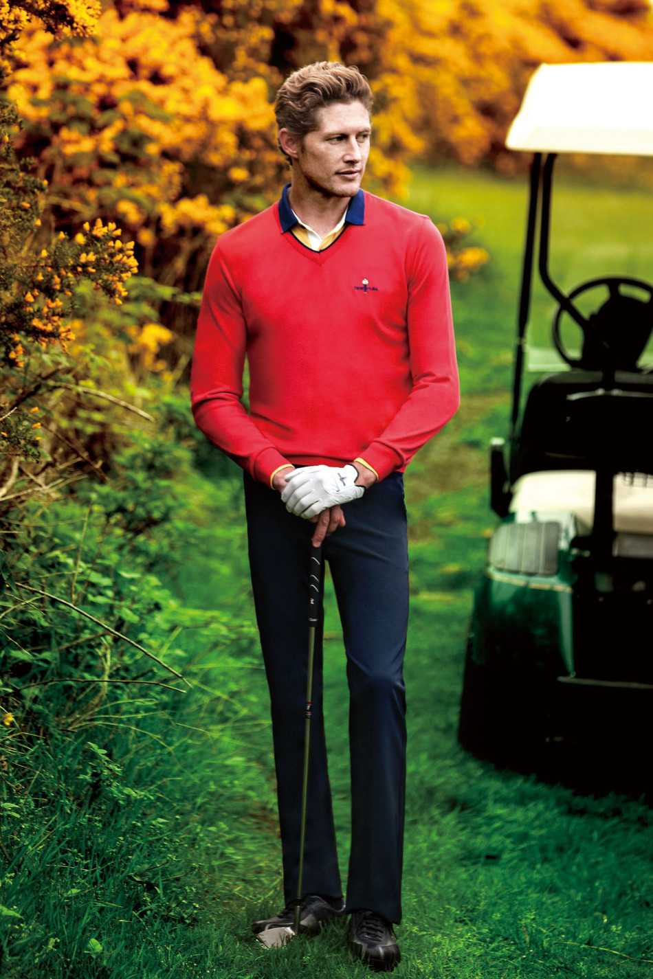 橙色连帽卫衣搭配深灰运动长裤，模特跳跃瞬间捕捉到面料出色的延展性与活力形态