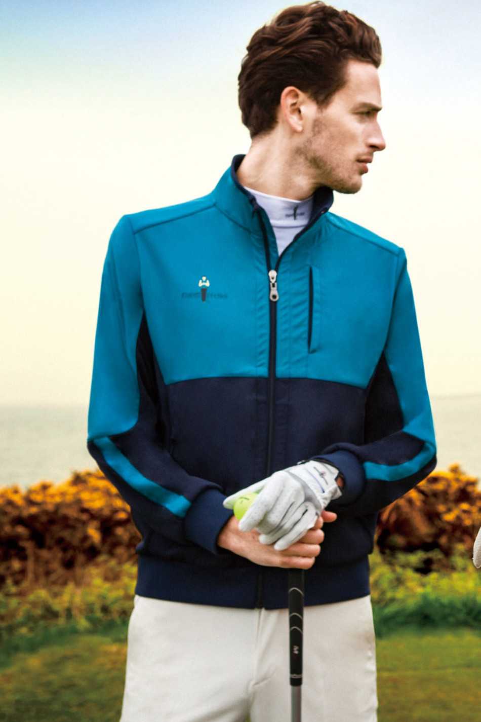 红黑撞色运动套装演绎经典配色，模特转身瞬间衣物褶皱形成如现代雕塑般的艺术线条