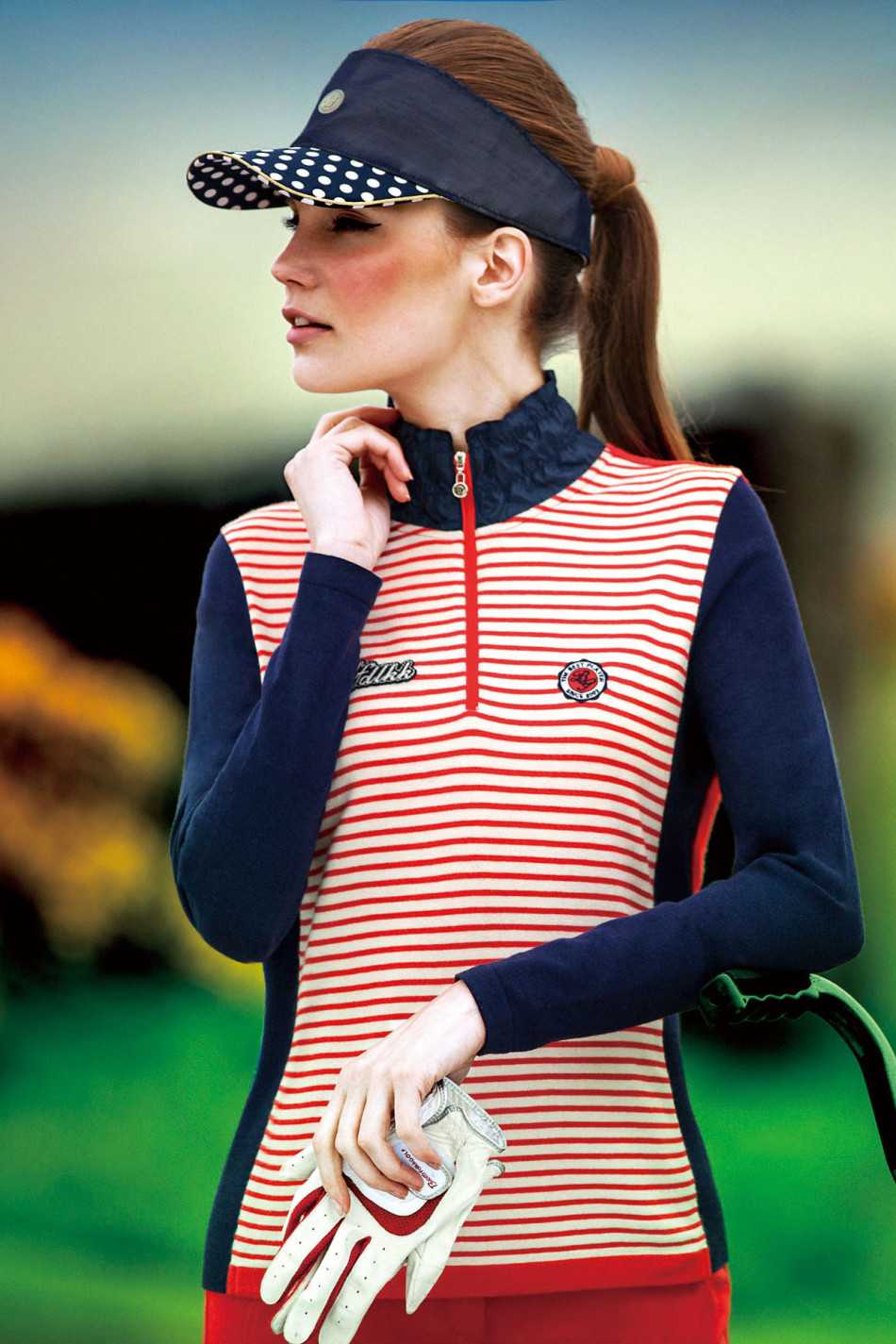 整套电光蓝运动装备在室内光影下呈现未来感，几何剪裁与人体动态产生奇妙化学反应