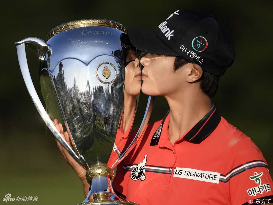 璀璨枫叶国度之冠朴城炫加拿大捧杯与军警共庆冯珊珊并列第三展风采 朴城炫深情亲吻冠军奖杯,笑容灿烂如渥太华的阳光