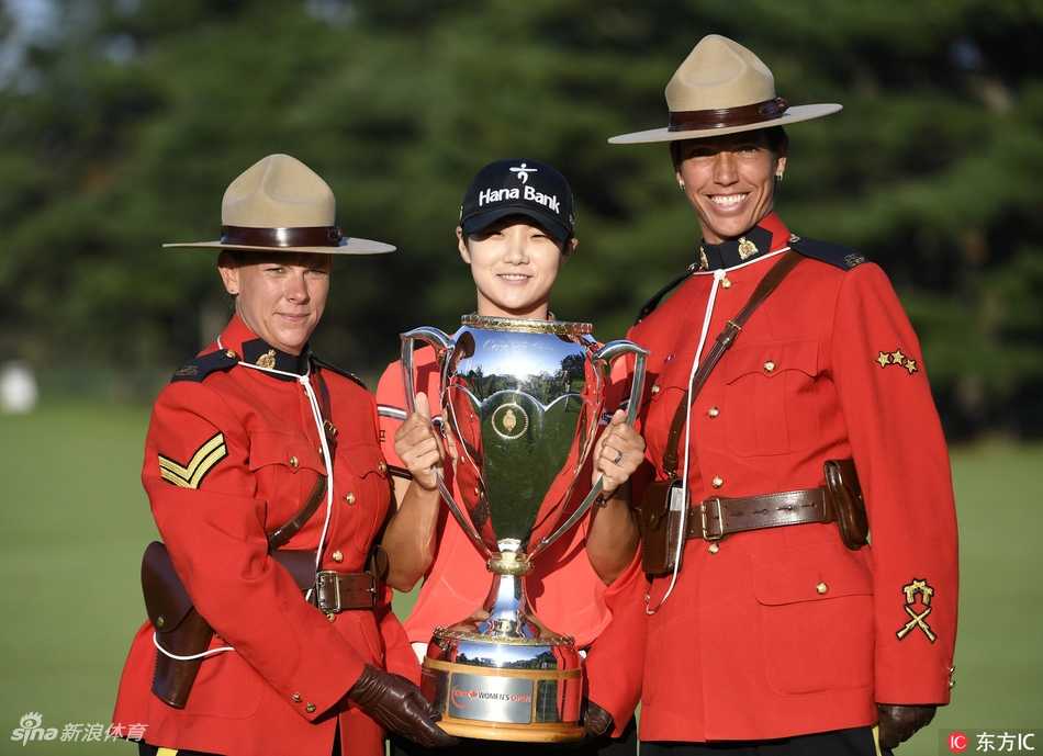 璀璨枫叶国度之冠朴城炫加拿大捧杯与军警共庆冯珊珊并列第三展风采 朴城炫与身着红色制服的加拿大皇家骑警并肩而立,共享胜利荣耀
