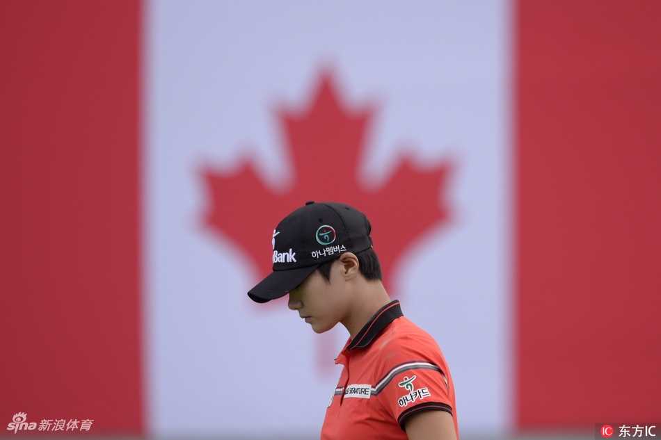 璀璨枫叶国度之冠朴城炫加拿大捧杯与军警共庆冯珊珊并列第三展风采 中国名将冯珊珊在球道上沉稳开球,姿态专注而有力