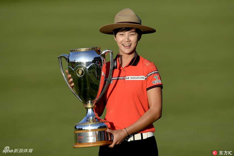 璀璨枫叶国度之冠朴城炫加拿大捧杯与军警共庆冯珊珊并列第三展风采 朴城炫俏皮地戴上加拿大骑警的宽檐警帽,笑容亲切可人