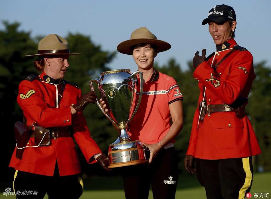 璀璨枫叶国度之冠朴城炫加拿大捧杯与军警共庆冯珊珊并列第三展风采 韩国选手田仁智在赛场边全神贯注地观看比赛进程