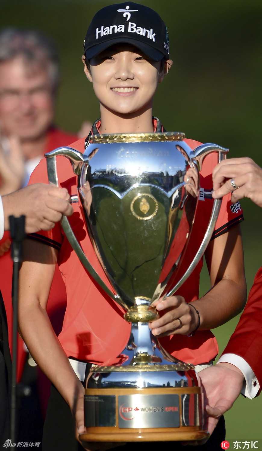 璀璨枫叶国度之冠朴城炫加拿大捧杯与军警共庆冯珊珊并列第三展风采 韩国球星柳萧然脚踩一双设计醒目的专业高尔夫球鞋,正专注进行推杆