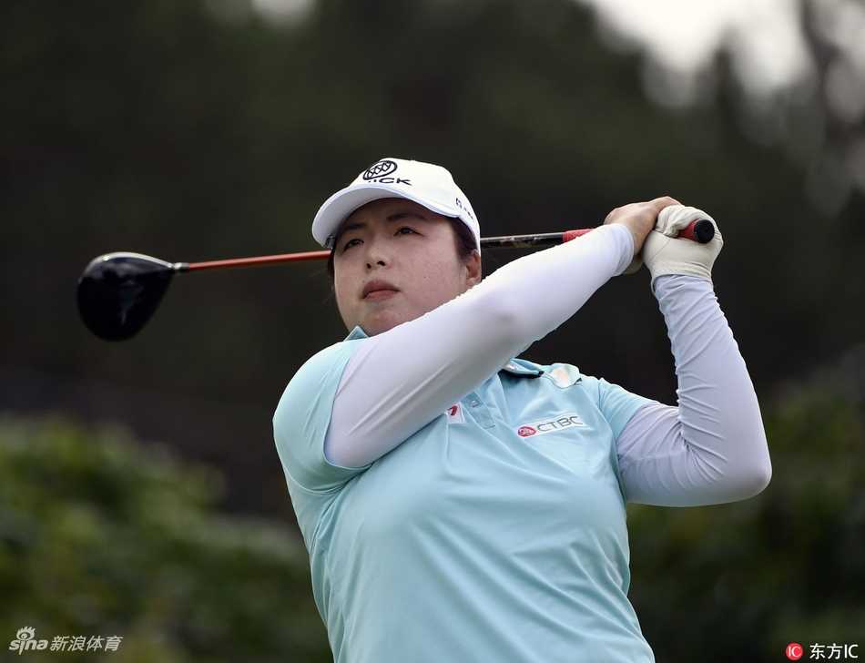 朴城炫与柳萧然共同高举年度最佳球员奖杯，两人脸上洋溢着灿烂笑容