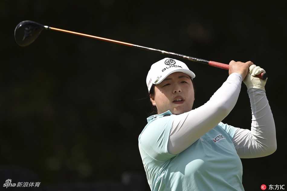 璀璨枫叶国度之冠朴城炫加拿大捧杯与军警共庆冯珊珊并列第三展风采 加拿大本土球星布鲁克·亨德森手捧最佳本土球员奖杯,接受观众祝贺