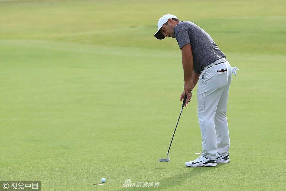 夺冠后，莫里纳利与金光闪闪的葡萄酒壶奖杯深情对望，嘴角的笑意掩不住梦想成真的激动。