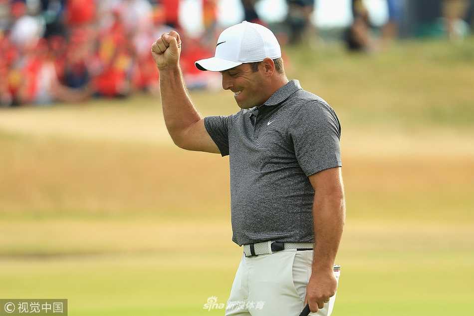 莫里纳利在卡诺斯蒂第18洞果岭上，凝视着决定冠军归属的关键推杆，目光沉静如海。