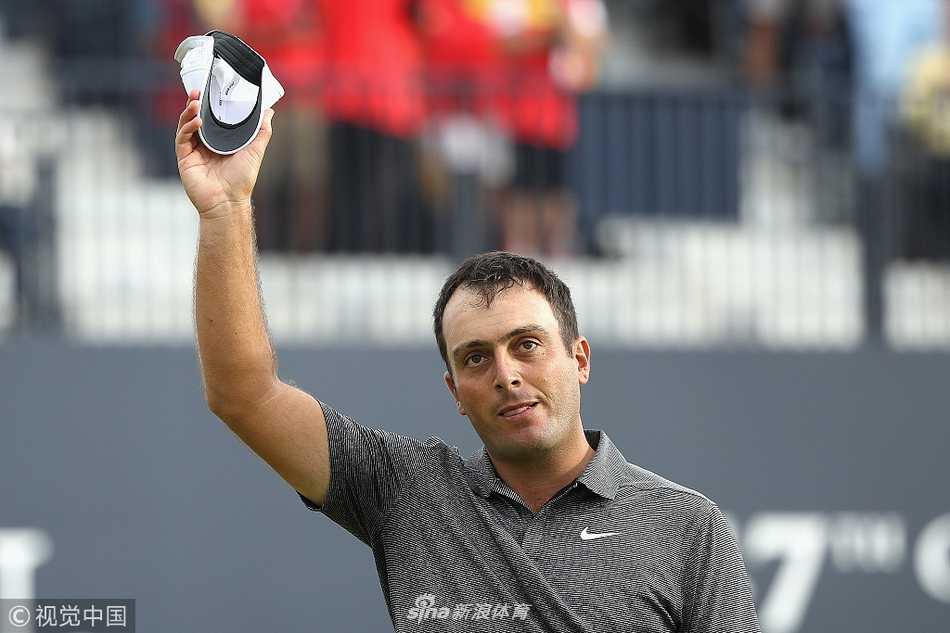 决赛轮比赛中，莫里纳利正全神贯注地研判果岭线路，身后的卡诺斯蒂球场在天空下延展。