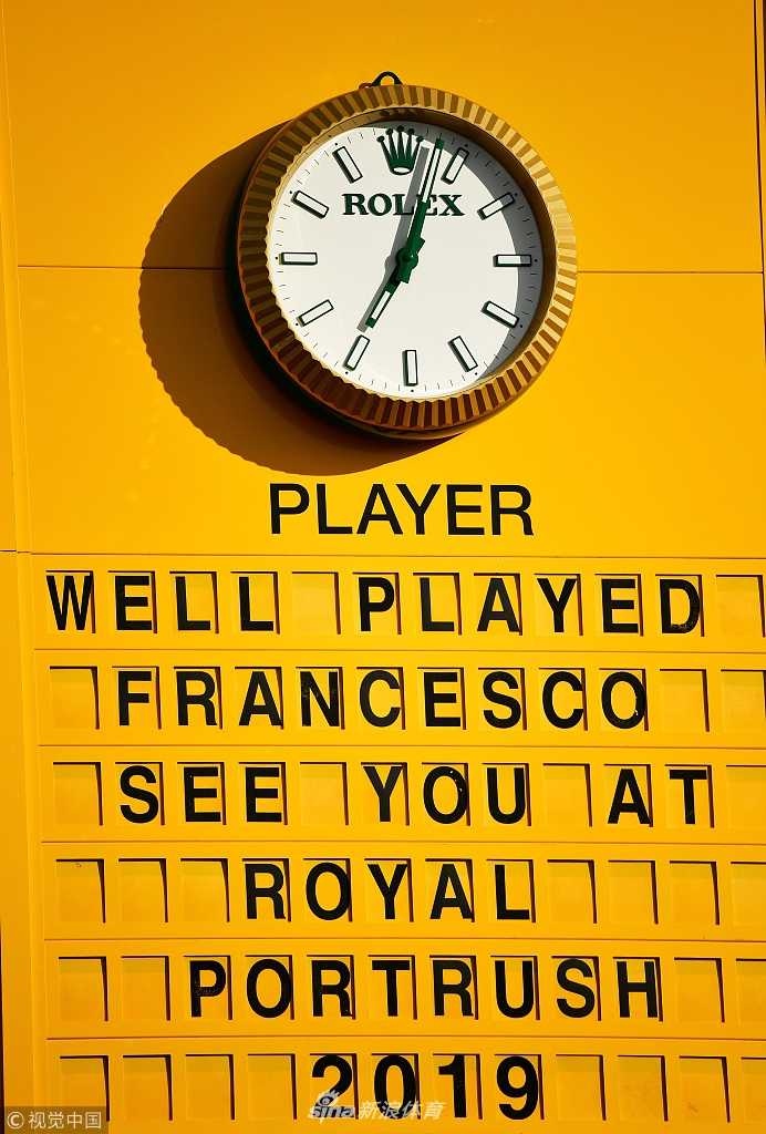 冠军推杆入洞的瞬间，莫里纳利握拳庆祝，脸上交织着压力释放的狂喜与如释重负的感慨。