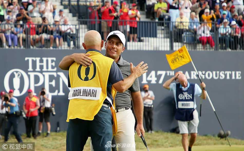 夕阳下，莫里纳利高高举起古老的葡萄酒壶奖杯，剪影与金色光芒融为一体，象征着一个新时代的加冕。