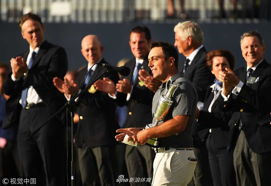 在传统颁奖仪式上，莫里纳利从嘉宾手中恭敬地接过葡萄酒壶，身旁的助手们报以热烈的掌声。