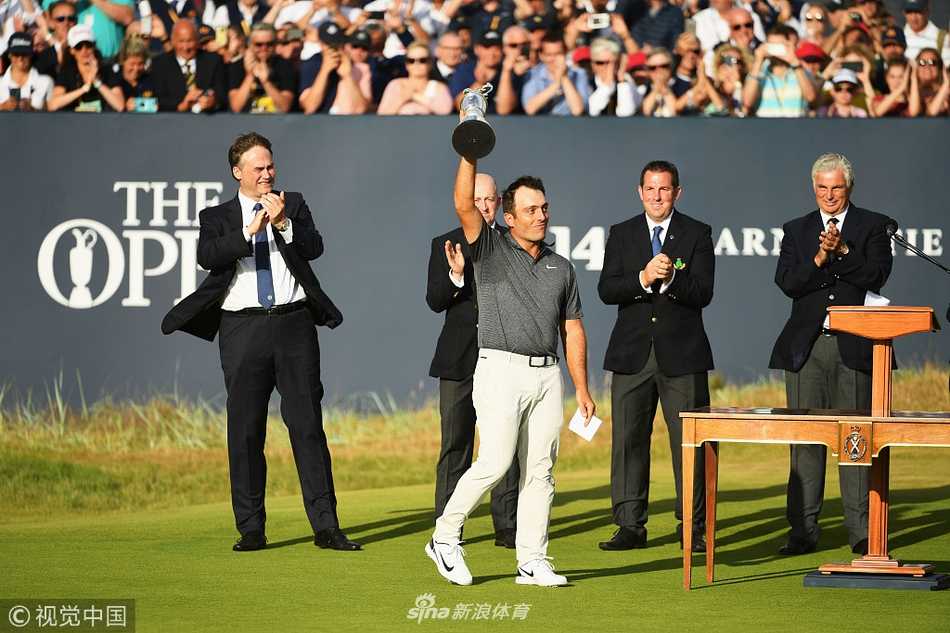 镜头捕捉到莫里纳利在比赛中优雅流畅的全挥杆动作，身体扭转充满力量，球杆与天空形成完美线条。