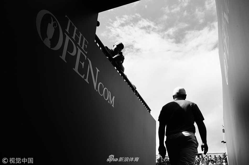 莫里纳利与决赛轮同组对手泰格·伍兹一同走下果岭，两人进行着友好的交流，英雄相惜。