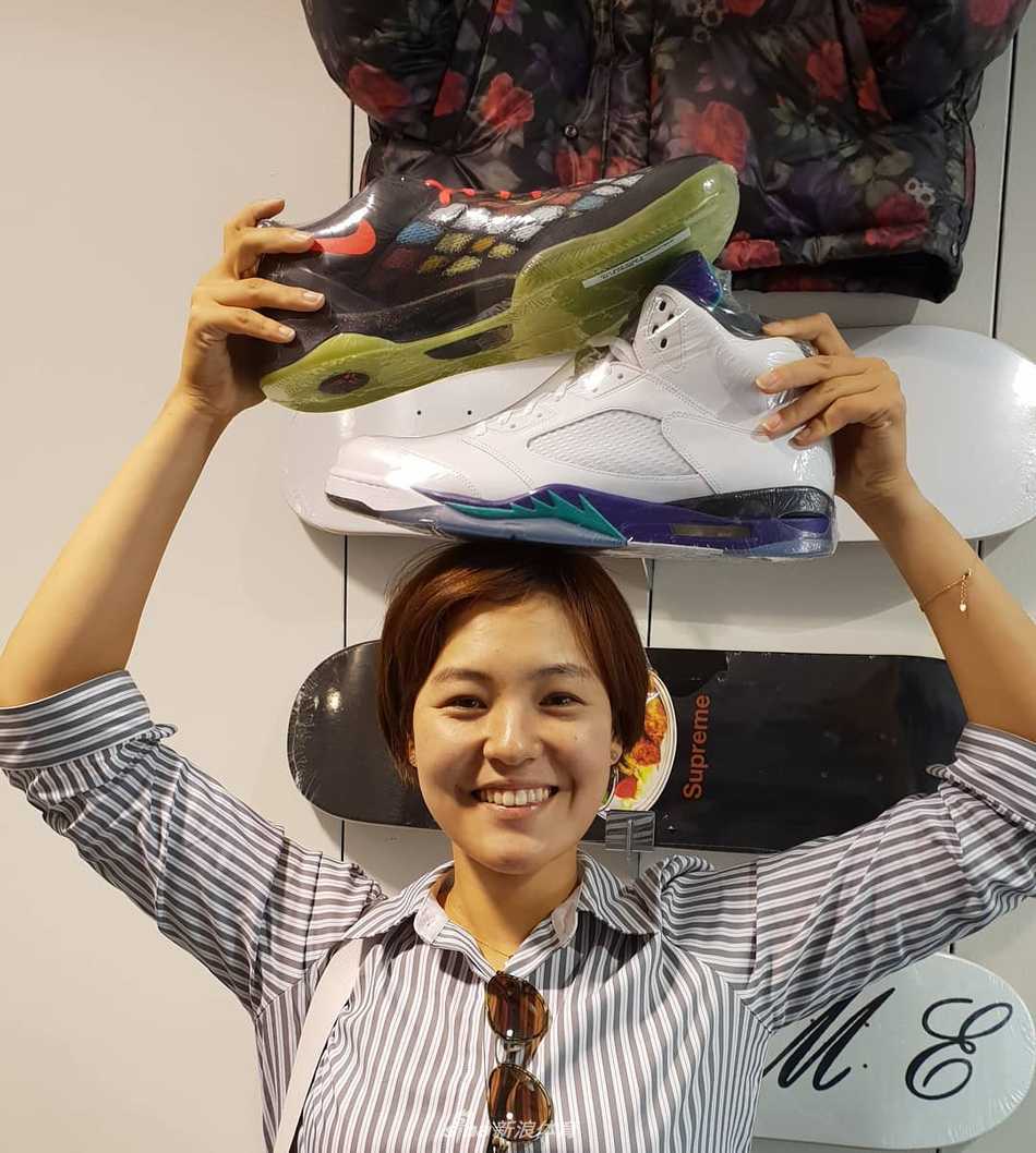 田仁智侧身挥杆瞬间，短发随风微扬，专注目光紧锁远方球道