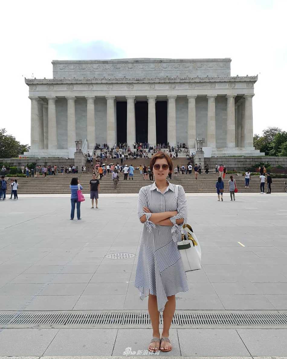 田仁智在果岭上俯身观察球线，短发丝毫不影响她的专注，神情冷静如赛场指挥官