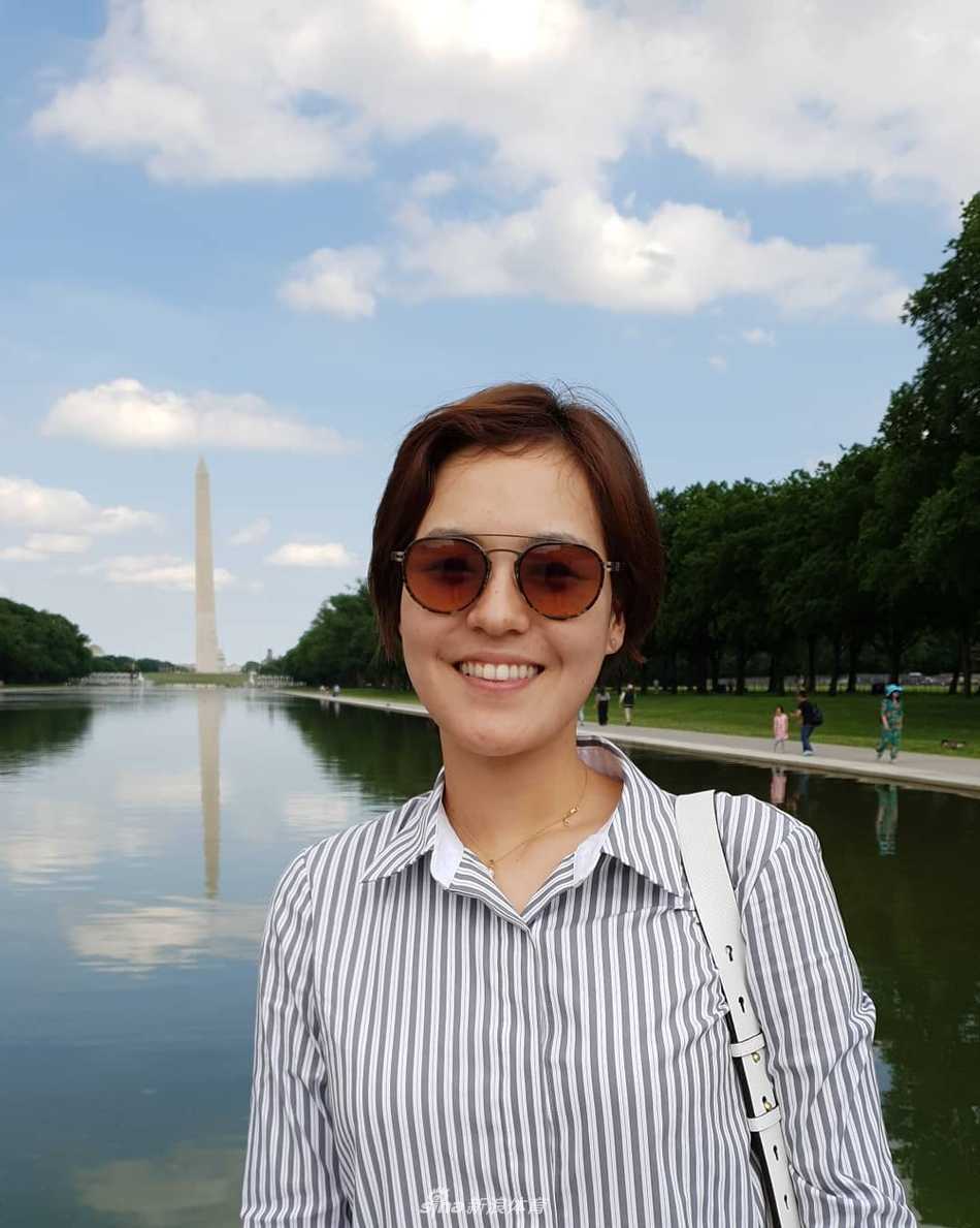 胜利时刻，她手握奖杯绽放笑容，短发造型让她的喜悦显得格外清爽与富有感染力