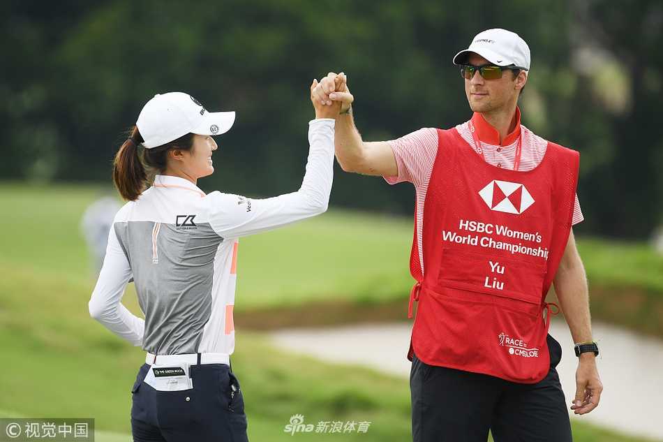 汇丰女子世锦赛群芳争艳 刘钰首秀领跑展中国力量 中国高尔夫新星刘钰在汇丰世锦赛开球,动作流畅有力,目光坚定望向球道远方。