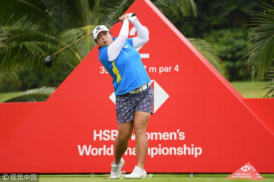 汇丰女子世锦赛群芳争艳 刘钰首秀领跑展中国力量 何沐妮在果岭上专注推杆,姿态优雅沉稳,正在评估草坪的细微起伏。