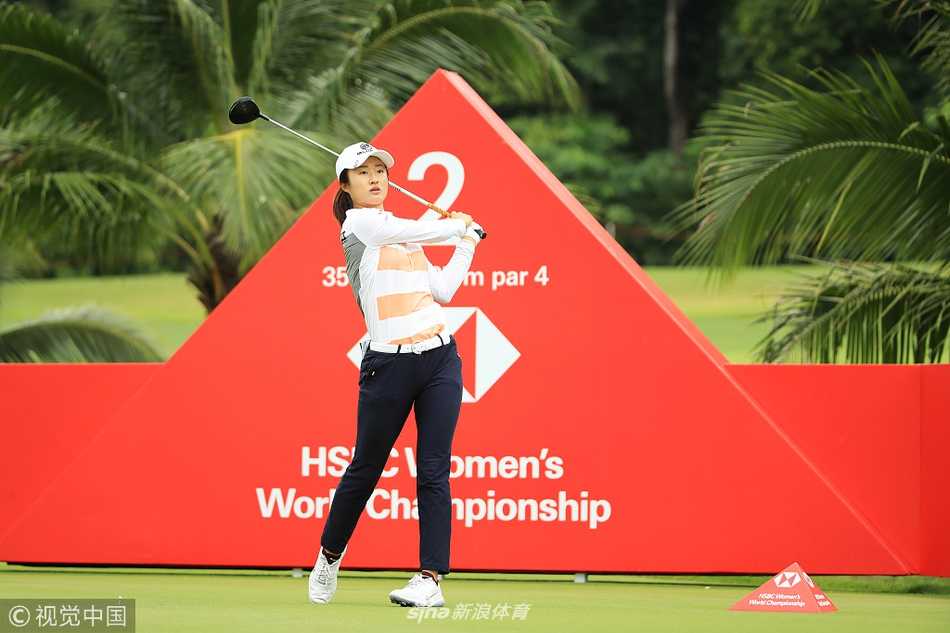 汇丰女子世锦赛群芳争艳 刘钰首秀领跑展中国力量 中国高尔夫一姐冯珊珊在比赛中优雅挥杆,神情专注而从容。