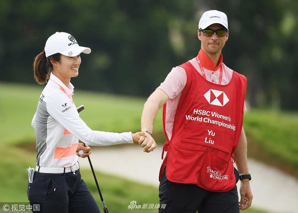 汇丰女子世锦赛群芳争艳 刘钰首秀领跑展中国力量 泰国名将阿瑞雅在比赛中挥杆,展现世界第一的强劲实力与王者风范。