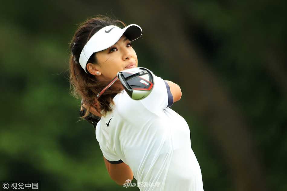 汇丰女子世锦赛群芳争艳 刘钰首秀领跑展中国力量 何沐妮完成击球后潇洒收杆,阳光下身影矫健,充满活力。