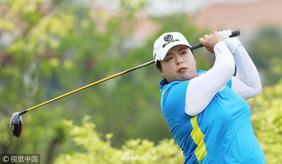 刘钰与球童在球道上并肩行走，认真讨论下一杆策略，体现团队协作。