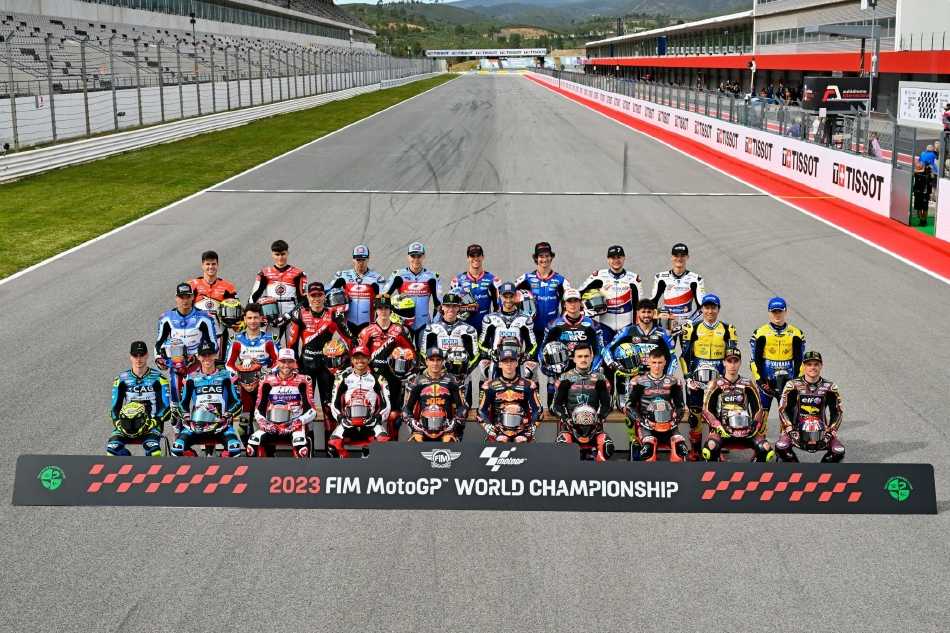 杜卡迪战车以近乎倾斜至极限的姿态高速过弯，轮胎边缘轻微变形，与赛道路面摩擦出征服物理的轨迹。