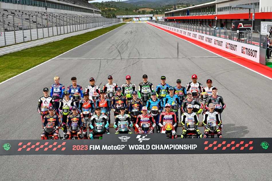 车手全身紧贴油箱，手臂在巨大离心力下支撑躯体，目光如炬锁定前方弯心，展现人与机械合一的极致专注。