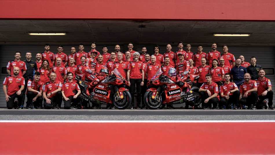 冠军车手站立于座驾之上，于沸腾的欢呼声中双臂高举，香槟的泡沫与胜利的激情一同喷洒向阿尔加夫的天空。