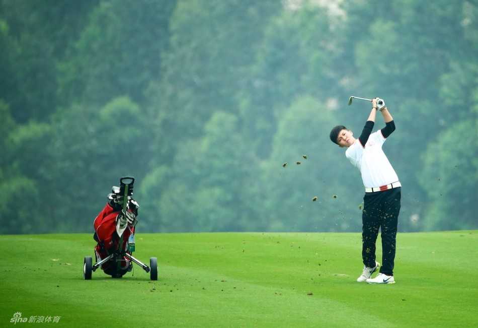 小球员石惠盈面带自信笑容，手持推杆站在果岭上，正准备进行推击，阳光洒在她身上，充满朝气与希望。