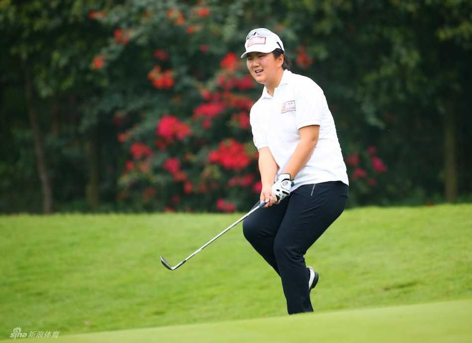 刘荣耀等嘉宾面带微笑，手持球杆，在众人的注目下为比赛开出象征荣耀与希望的第一杆。