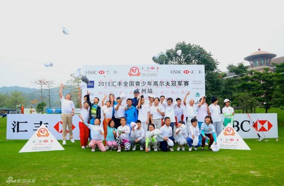 赛前练习果岭上，多名小球手正全神贯注地进行推杆练习，姿态标准，场面安静而专注，只听见球与推杆接触的清脆声响。