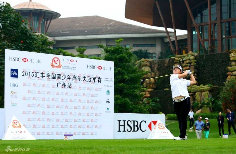 开球仪式现场庄重热烈，背景板上汇丰与赛事的logo清晰可见，嘉宾与小球手们齐聚一堂，共同见证比赛正式拉开帷幕。